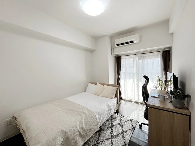 写真はお部屋のイメージです。ラグなどの室内装飾はございません。