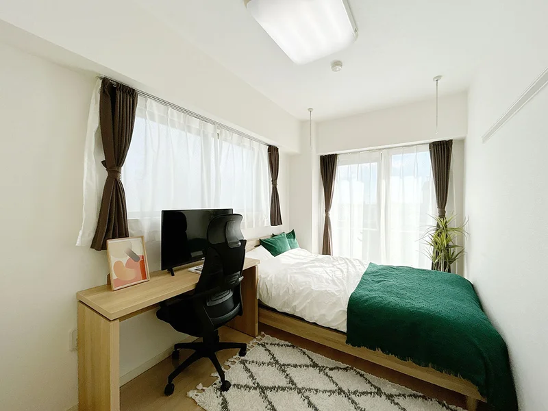 写真はお部屋のイメージです。ラグなどの室内装飾はございません。