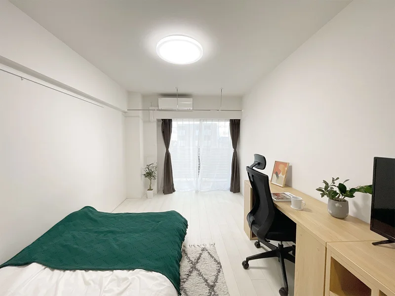 写真はお部屋のイメージです。ラグなどの室内装飾はございません。