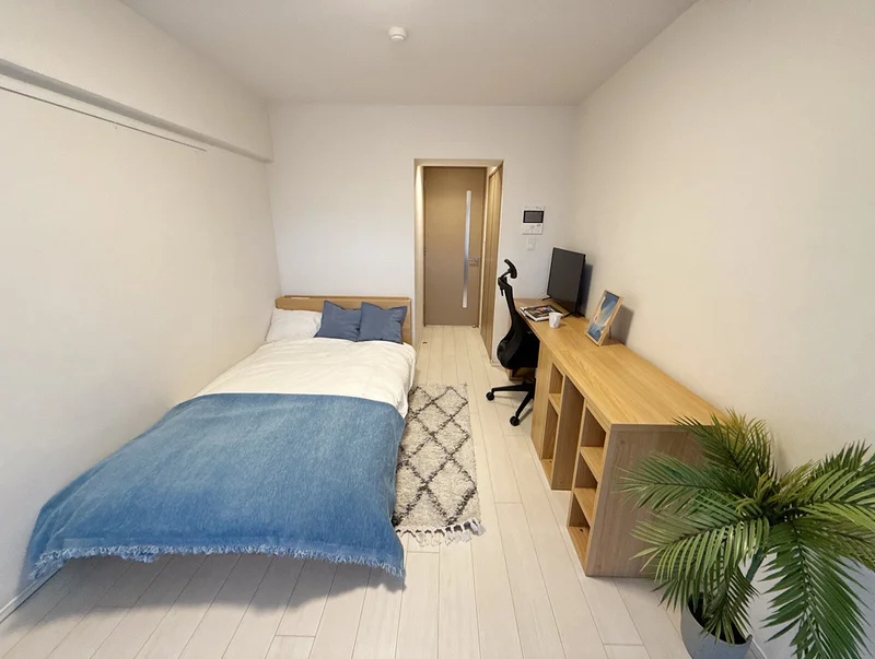 写真はお部屋のイメージです。ラグなどの室内装飾はございません。