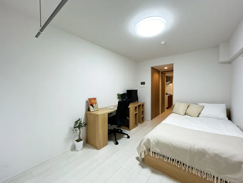 写真はお部屋のイメージです。ラグなどの室内装飾はございません。