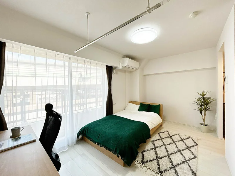 写真はお部屋のイメージです。ラグなどの室内装飾はございません。