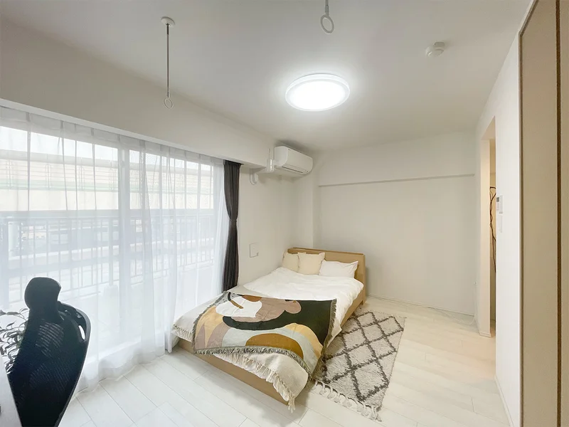写真はお部屋のイメージです。ラグなどの室内装飾はございません。