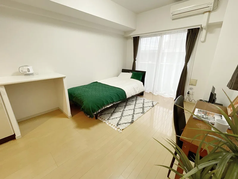 写真はお部屋のイメージです。ラグなどの室内装飾はございません。