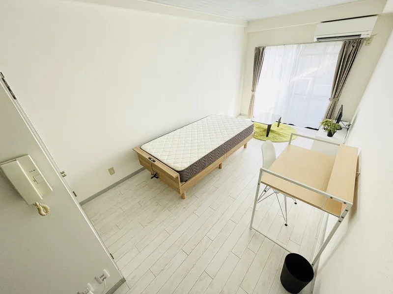 自宅で暮らすようなゆったりとした空間が魅力的♪出張の方はもちろん、学生さんや観光でいらっしゃる方にも、Sマンスリーのお部屋は家具・家電・備品の充実度が高いため大変ご好評いただいております。