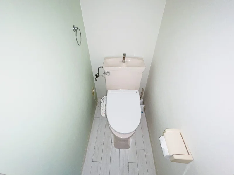 ウォシュレットつきのトイレです。老若男女皆様に安心してご利用いただけますね☆トイレにもトイレ用洗剤とトイレ用ブラシをご用意しておりますので長期ご利用の場合の気になる汚れなどもお掃除して頂けます＾＾