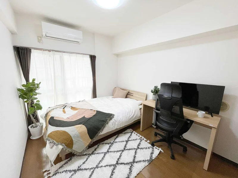 写真はお部屋のイメージです。ラグなどの室内装飾はございません。