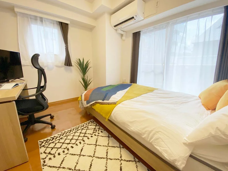 写真はお部屋のイメージです。ラグなどの室内装飾はございません。