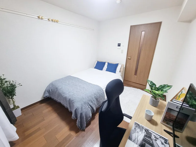写真はお部屋のイメージです。ラグなどの室内装飾はございません。
