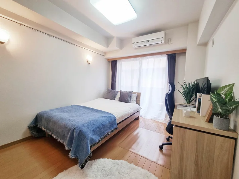 写真はお部屋のイメージです。ラグなどの室内装飾はございません。