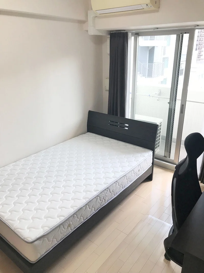 写真はお部屋のイメージです。ラグなどの室内装飾はございません。