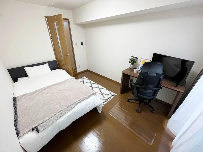 写真はお部屋のイメージです。ラグなどの室内装飾はございません。