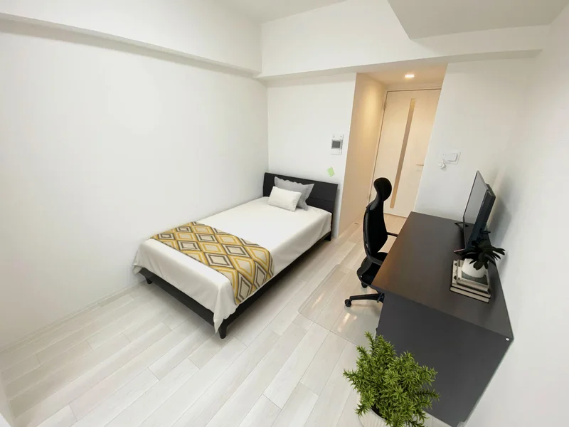 写真はお部屋のイメージです。ラグなどの室内装飾はございません。