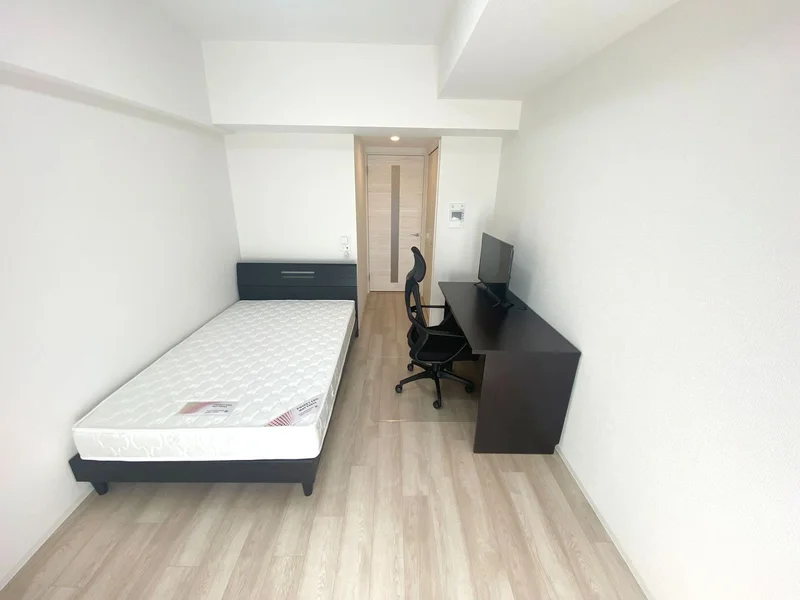 写真はお部屋のイメージです。ラグなどの室内装飾はございません。