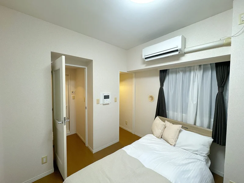 写真はお部屋のイメージです。ラグなどの室内装飾はございません。