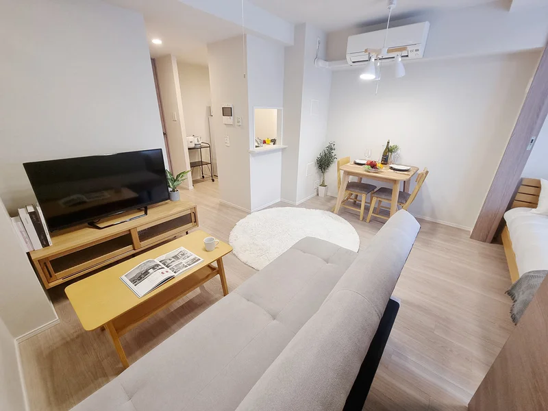 写真はお部屋のイメージです。ラグなどの室内装飾はございません。