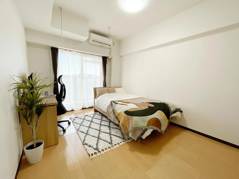 写真はお部屋のイメージです。ラグなどの室内装飾はございません。