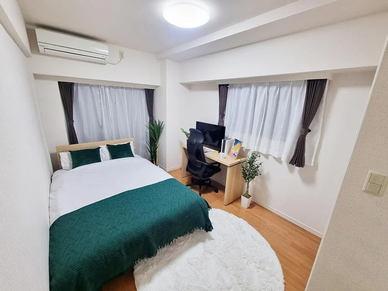 写真はお部屋のイメージです。ラグなどの室内装飾はございません。