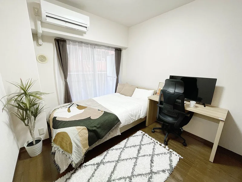 写真はお部屋のイメージです。ラグなどの室内装飾はございません。
