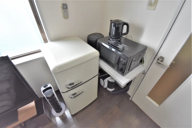 【冷蔵庫・電子レンジ】ホテルと違い富山ウィークリーマンションでは標準設備♪一人暮らし用の冷蔵庫なので1週間以上の暮らしに最適★お客様の声から今の形になりました。