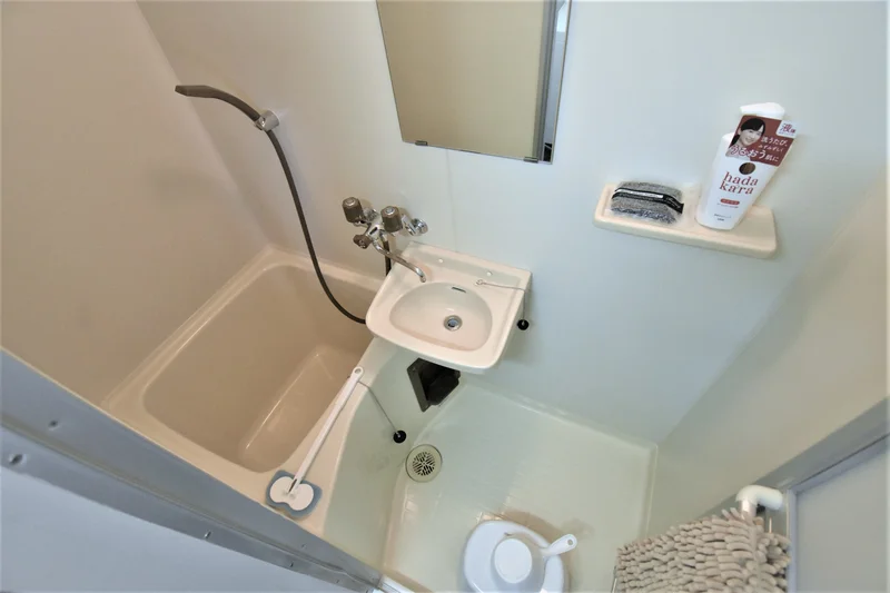 【富山ウィークリーマンションバス画像】富山マンスリーマンションでは、バスルームにも多数の備品を設置。シャンプー、トリートメント、ドライヤーは標準設備♪