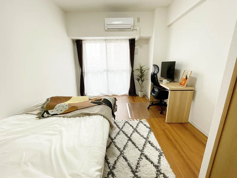 写真はお部屋のイメージです。ラグなどの室内装飾はございません。