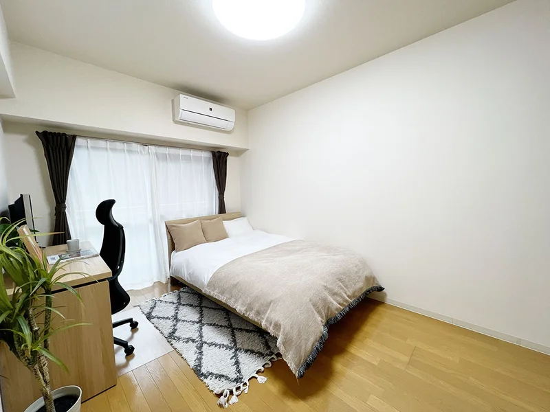 写真はお部屋のイメージです。ラグなどの室内装飾はございません。