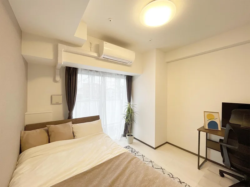 写真はお部屋のイメージです。ラグなどの室内装飾はございません。