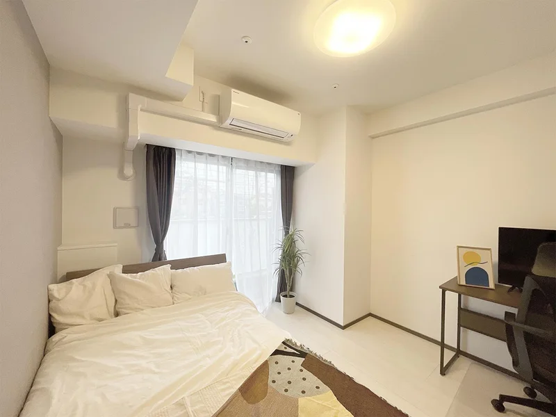 写真はお部屋のイメージです。ラグなどの室内装飾はございません。