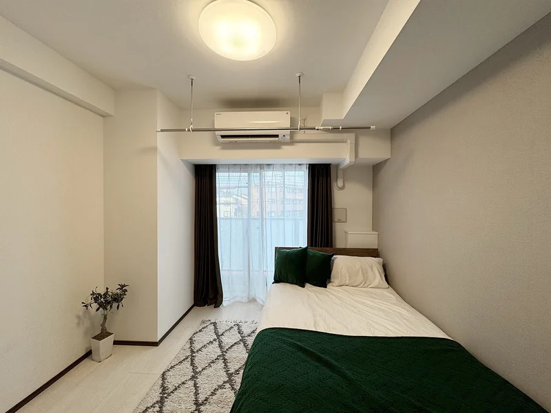 写真はお部屋のイメージです。ラグなどの室内装飾はございません。