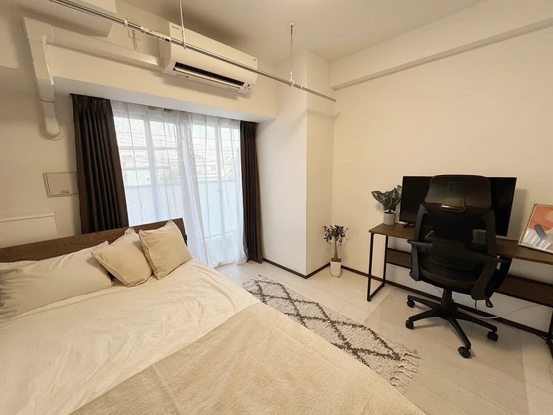 写真はお部屋のイメージです。ラグなどの室内装飾はございません。