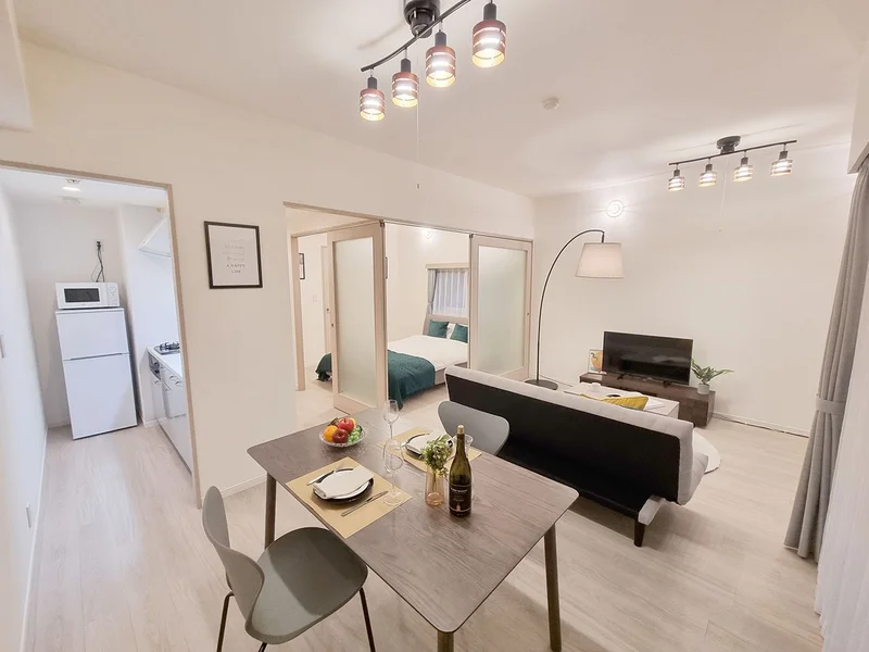 写真はお部屋のイメージです。ラグなどの室内装飾はございません。