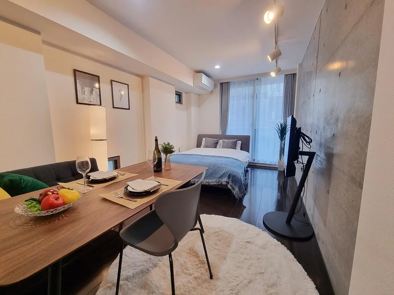 写真はお部屋のイメージです。ラグなどの室内装飾はございません。