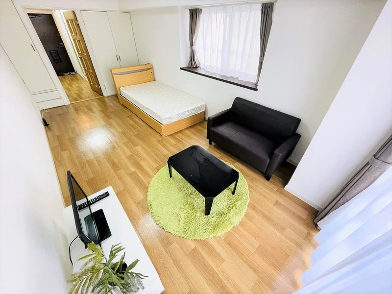 自宅で暮らすようなゆったりとした空間が魅力的♪出張の方はもちろん、観光でいらっしゃる方にも、Sマンスリーのお部屋は家具・家電・備品の充実度が高いため大変ご好評いただいております。