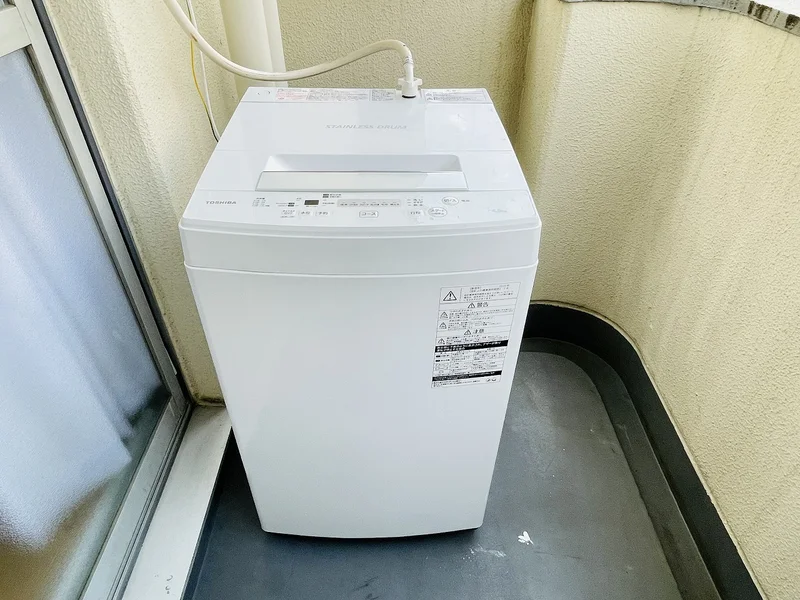 洗濯機は室外に設置しております♪入居後すぐにご利用が可能です(^^♪タオル1式分もご用意しております☆彡