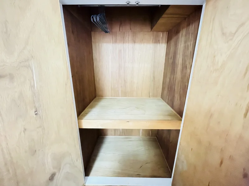 収納スペースも広く、長期滞在でも安心！！嬉しいポール付☆☆