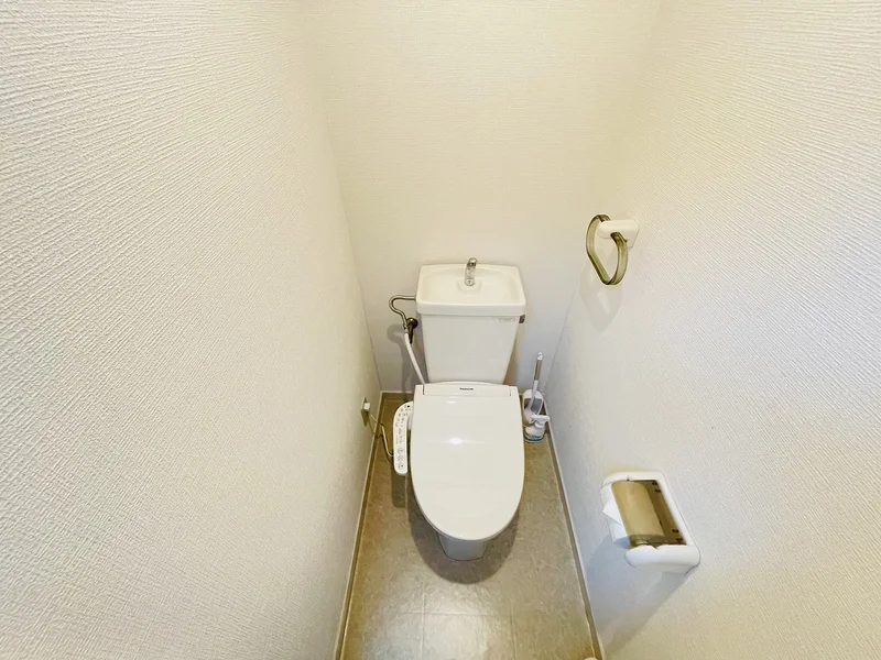 ウォシュレットつきのトイレです。老若男女皆様に安心してご利用いただけますね☆トイレにもトイレ用洗剤とトイレ用ブラシをご用意しておりますので長期ご利用の場合の気になる汚れなどもお掃除して頂けます＾＾