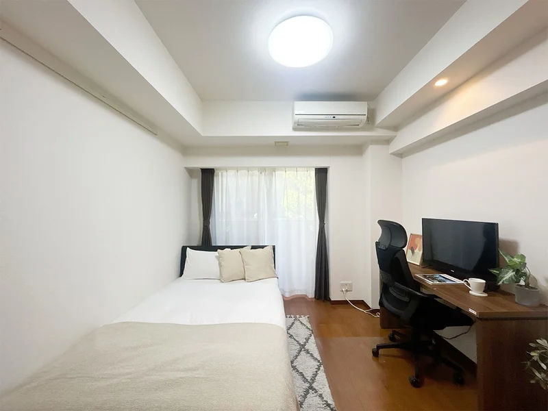 写真はお部屋のイメージです。ラグなどの室内装飾はございません。