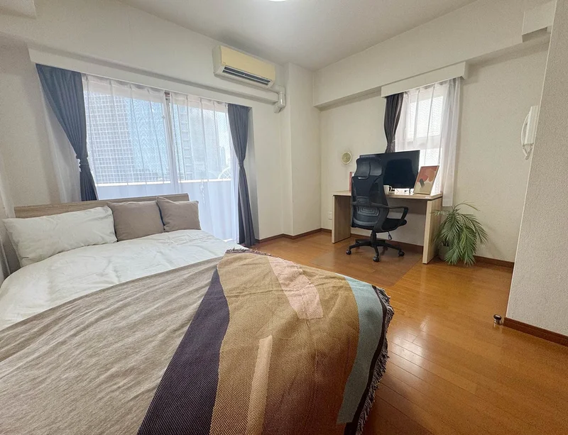 写真はお部屋のイメージです。ラグなどの室内装飾はございません。