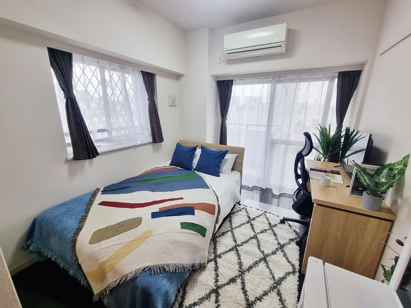 写真はお部屋のイメージです。ラグなどの室内装飾はございません。