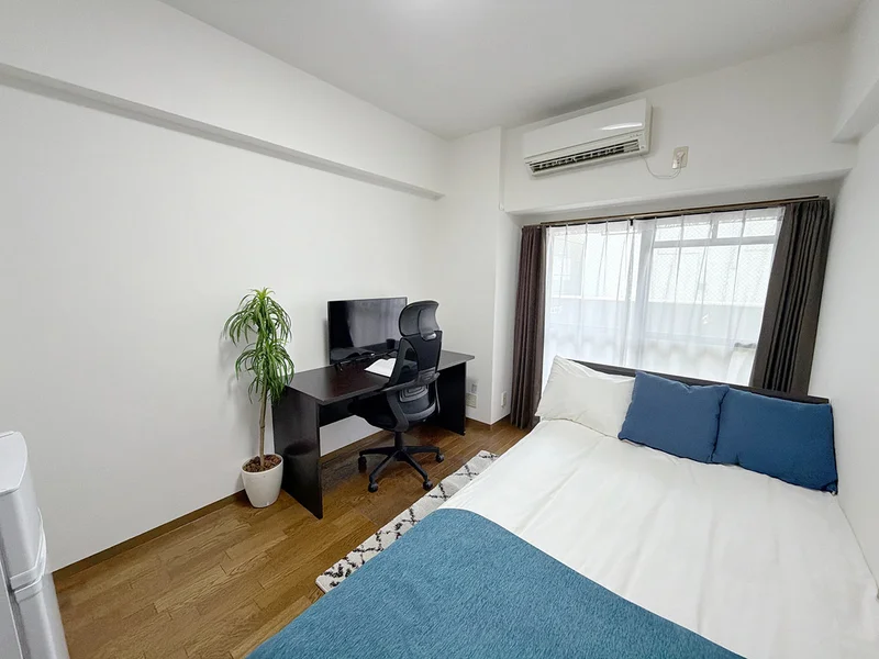 写真はお部屋のイメージです。ラグなどの室内装飾はございません。