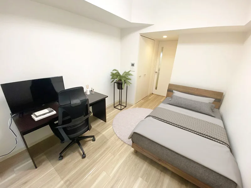 写真はお部屋のイメージです。ラグなどの室内装飾はございません。