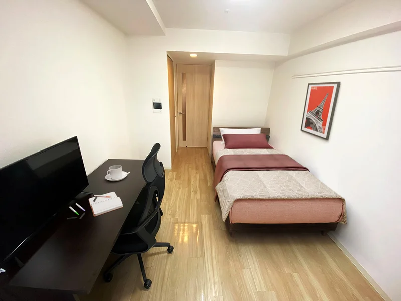 写真はお部屋のイメージです。ラグなどの室内装飾はございません。