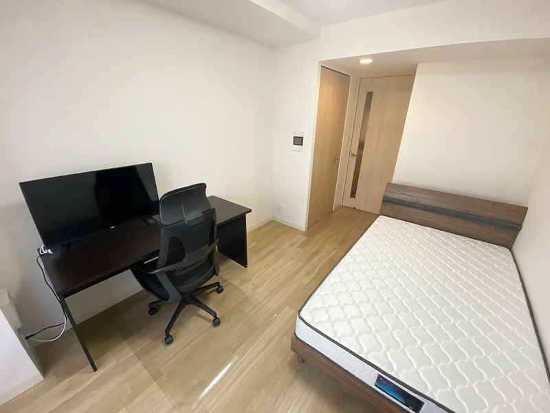 写真はお部屋のイメージです。ラグなどの室内装飾はございません。