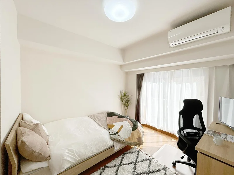 写真はお部屋のイメージです。ラグなどの室内装飾はございません。