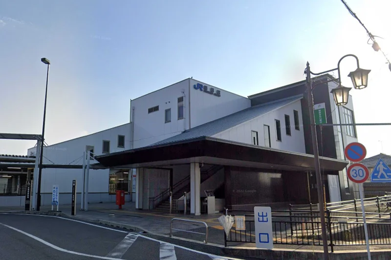 JR篠原駅まで車で14分、6.3kｍ。