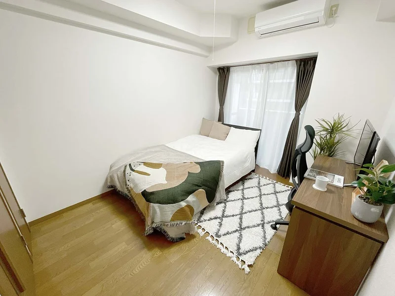 写真はお部屋のイメージです。ラグなどの室内装飾はございません。