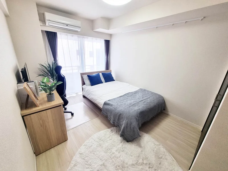 写真はお部屋のイメージです。ラグなどの室内装飾はございません。