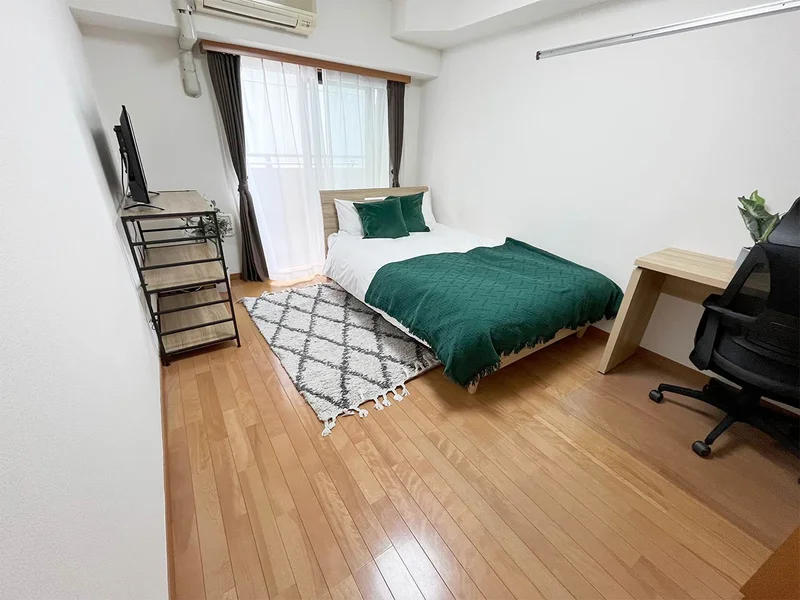 写真はお部屋のイメージです。ラグなどの室内装飾はございません。