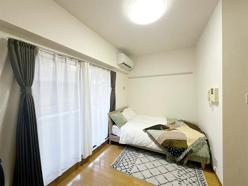 写真はお部屋のイメージです。ラグなどの室内装飾はございません。